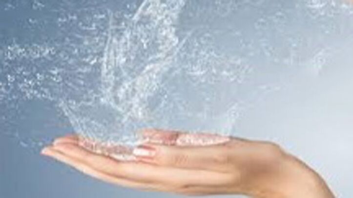 Spray from the hands of the hands set under water